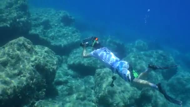 Водолаз Камерою Пливе Скелястій Прибережній Скелі — стокове відео
