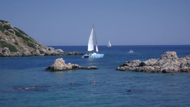 Mediterranean Sea Landscape Sailing Yacht Passes Strait Backdrop Picturesque Rocky — Vídeo de Stock