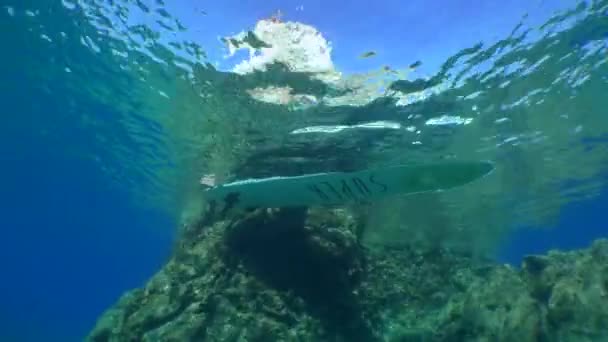 Paddle Bording Sup Sup Плата Біля Скелі Височіє Над Водою — стокове відео
