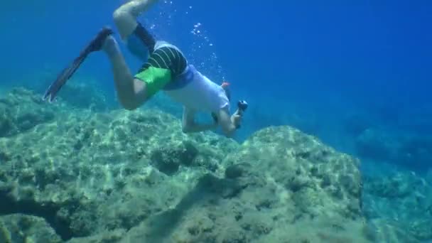 Freediver Sets Action Camera Shooting Underwater Cliff — 图库视频影像