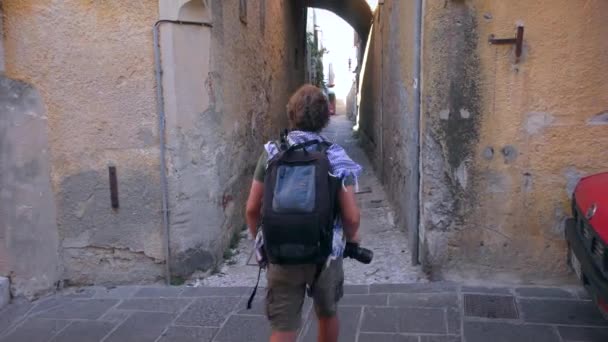 Мужчина Камерой Идет Улице Старого Города Родос — стоковое видео