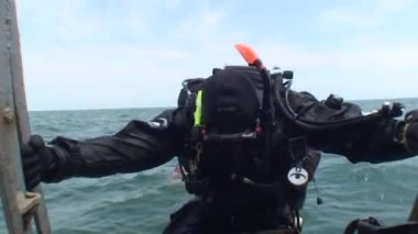 Teknik dalgıç merdivenden gemiye tırmanır..