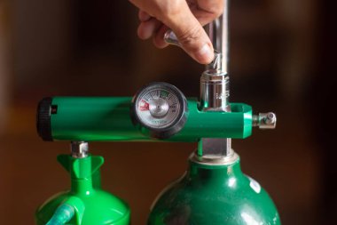 De mano de mujer con tanque de oxigeno medico 'yu kapatın.