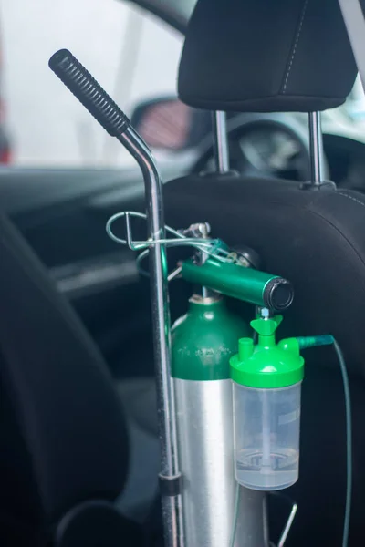 Tanque de oxigeno medico on part trasera de auto