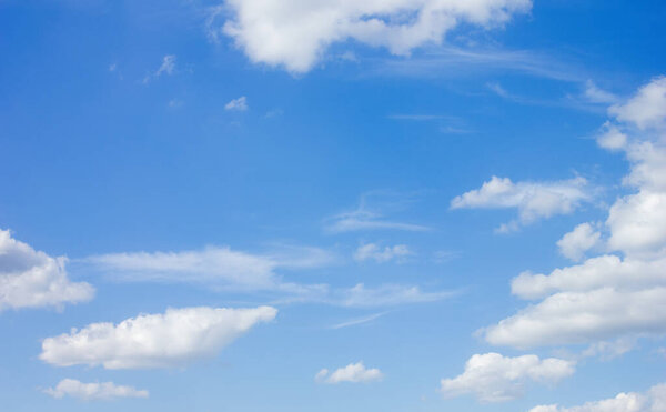 Голубое летнее небо с облаками