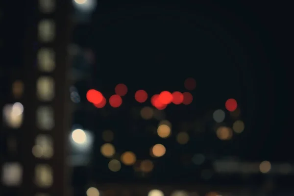 Night City sokak lambaları arka planda.