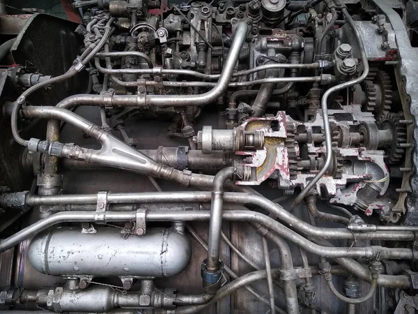 Uçak motoru içeride. Kapatın. Eski motor parçalarının bir parçası