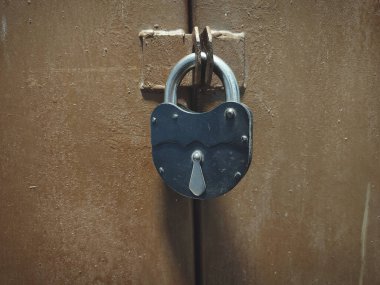 Metal kapılardaki eski kapalı kilit.