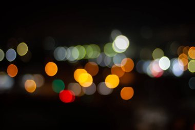 Night City sokak lambaları arka planda.