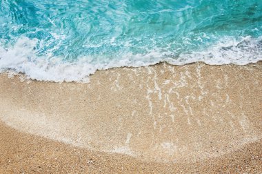 Kumlu sahilde güzel bir okyanus dalgası