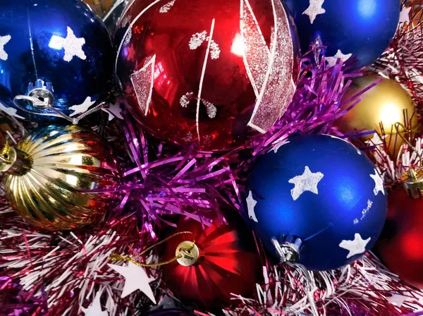 Noel ağacı oyuncaklarıyla dolu bir sepet.