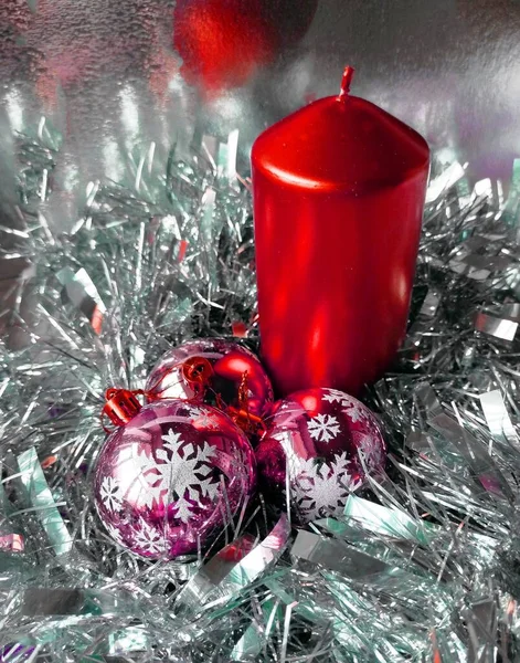 Kırmızı mum ve noel balolarıyla yeni yıl iç tasarımı