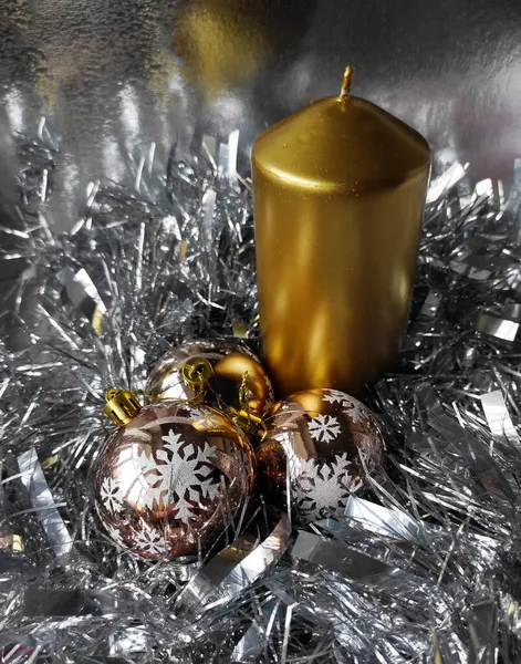 Kırmızı mum ve noel balolarıyla yeni yıl iç tasarımı