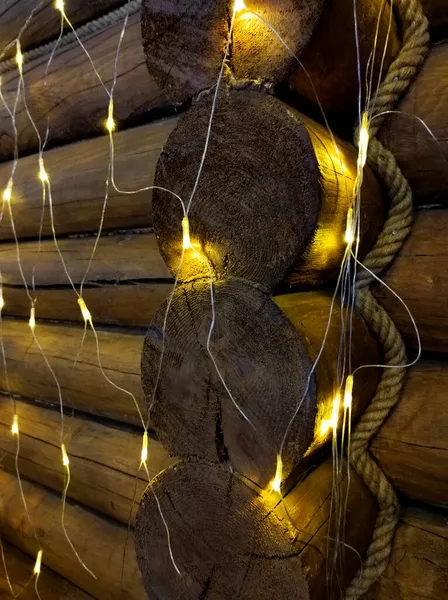 Yeni yılda ahşap ahşap evler ve yanan ampuller.