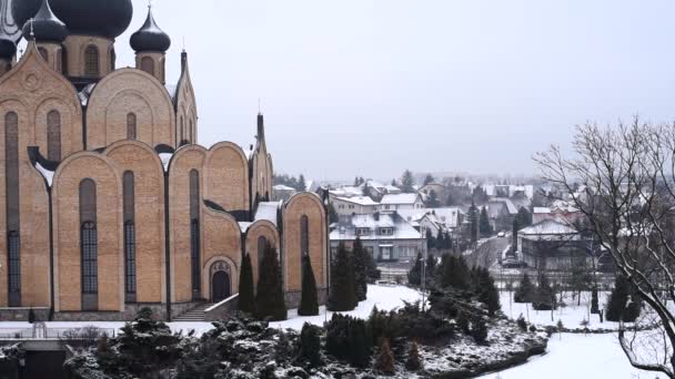 Pohled Krásný Pravoslavný Kostel Zimní Panorama Města Sněží Církev Ducha — Stock video