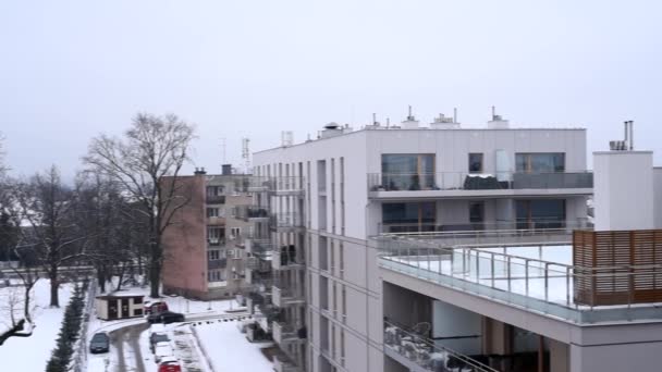 Gyönyörű Kilátás Nyílik Téli Városra Modern Házak Hóban Első Látásra — Stock videók