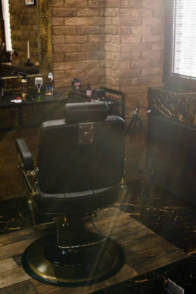 太陽の下で理髪店で革の黒いアームチェア 現代の美容室とヘアサロン 男性のための理容室ショップ Barbershop Armchair — ストック写真