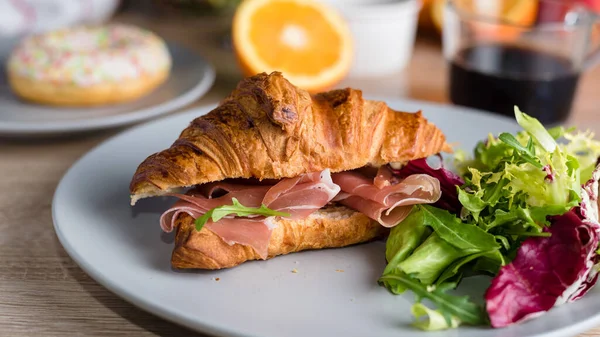 Reggeli Kávéval Croissant Sonkával Friss Salátával Narancs Körte Közelről Hosszú Jogdíjmentes Stock Képek