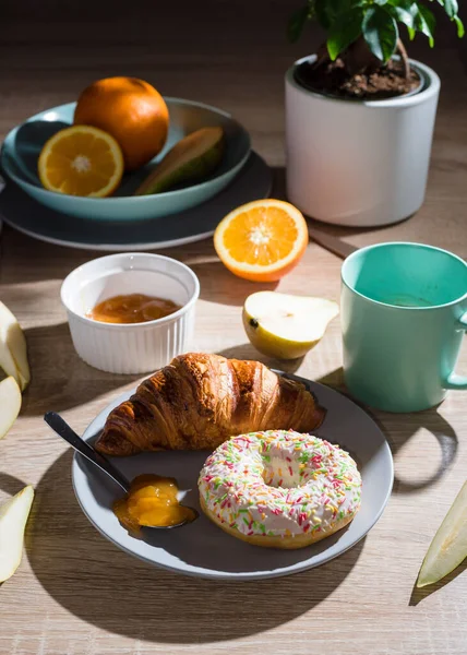 Sund Morgenmad Croissant Donut Kaffe Marmelade Frugt Appelsiner Pærer Set - Stock-foto