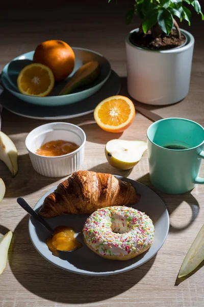 Pequeno Almoço Saudável Croissant Rosquinha Café Geléia Frutas Laranjas Peras — Fotografia de Stock