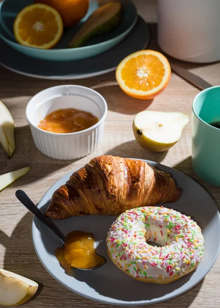 Pequeno Almoço Saudável Croissant Rosquinha Café Geléia Frutas Laranjas Peras — Fotografia de Stock