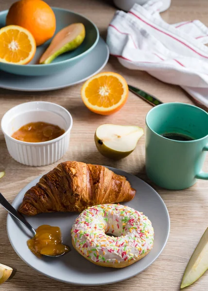 Zdrowe Śniadanie Rogalik Pączek Kawa Dżem Owoce Pomarańcze Gruszki — Zdjęcie stockowe
