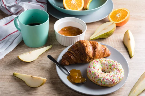 Pequeno Almoço Saudável Croissant Rosquinha Café Geléia Frutas Laranjas Peras — Fotografia de Stock