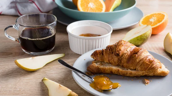 Pequeno Almoço Saudável Croissant Rosquinha Café Geléia Frutas Laranjas Peras — Fotografia de Stock