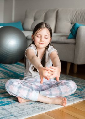 Kız evde esneme hareketleri yapıyor. Evde egzersiz yap..