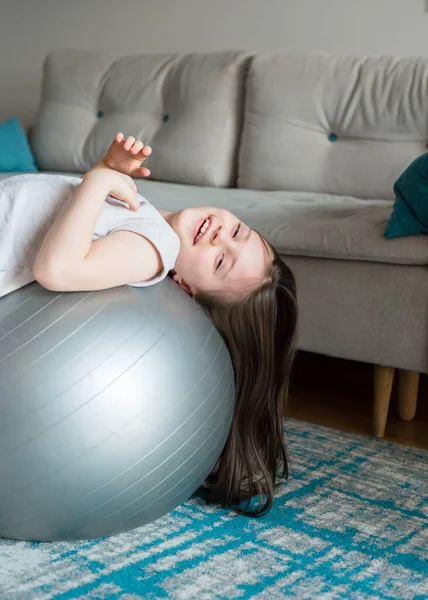 Kız Evde Bir Fitball Topuyla Antrenman Yapıyor Çocuk Yogası Karantina — Stok fotoğraf