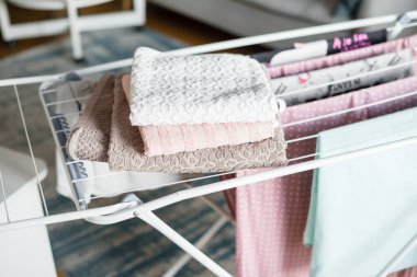 Temiz çamaşırlar içerideki askılarda asılı.