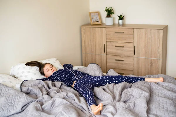 Rapariga Acorda Menina Acordou Estende Manhã Cama — Fotografia de Stock