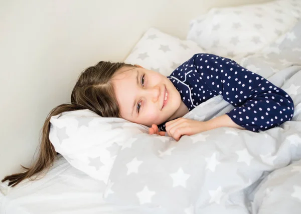 Rapariga Acorda Menina Acordou Estende Manhã Cama — Fotografia de Stock