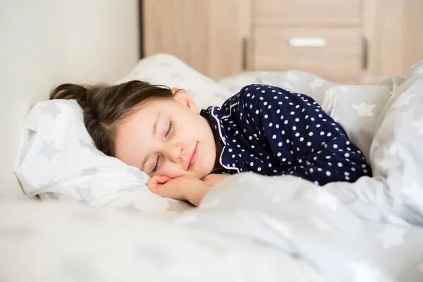 Kız Yatağında Uyuyor Yakın Plan — Stok fotoğraf