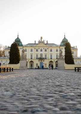 Bialystok, Podlasie, Polonya 'daki Branicki Sarayı. Palac Branickich ve Tıp Fakültesi bahçesinde fıskiye ve heykeller var. Bialystok, Polonya - Mart 2022.