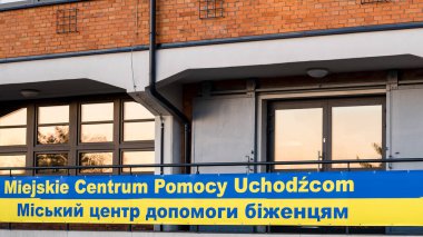 Rusya ile savaştan Ukrayna 'dan gelen mültecilere yardım. Lehçe ve Ukraynaca yazıtlar: Ukraynalı mültecilere yardım için şehir merkezi. : Bialystok, Polonya - Mart 2022.