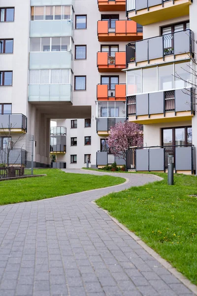 Beautiful Area Courtyard Multi Storey Building Spring Landscaping Green Lawn — Zdjęcie stockowe