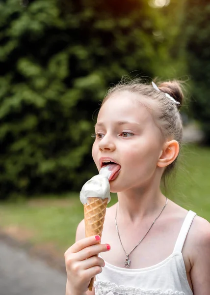 Ragazzina Mangia Gelato Nel Parco Bambino Piace Gelato Estate Ragazza — Foto Stock