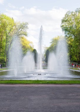Şehir parkında güzel bir çeşme var. Güneşin altındaki çeşme Parkta gün batımında.