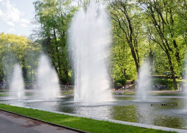 Şehir parkında güzel bir çeşme var. Güneşin altındaki çeşme Parkta gün batımında.
