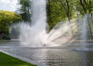 Şehir parkında güzel bir çeşme var. Güneşin altındaki çeşme Parkta gün batımında.