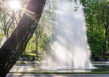 Şehir parkında güzel bir çeşme var. Güneşin altındaki çeşme Parkta gün batımında.