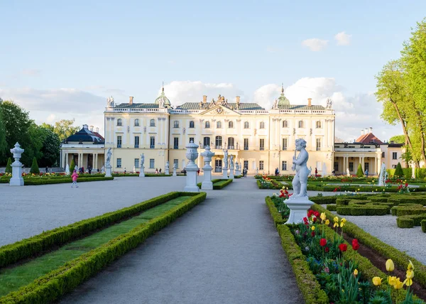 Baharda günbatımında Branicki Sarayı 'nın bahçelerine çiçek tarlaları, boxwood labirentleri, çeşmeler ve heykeller. : Polonya, Bialystok, Branicki Sarayı ve saraydaki bölge, Mayıs 2022.