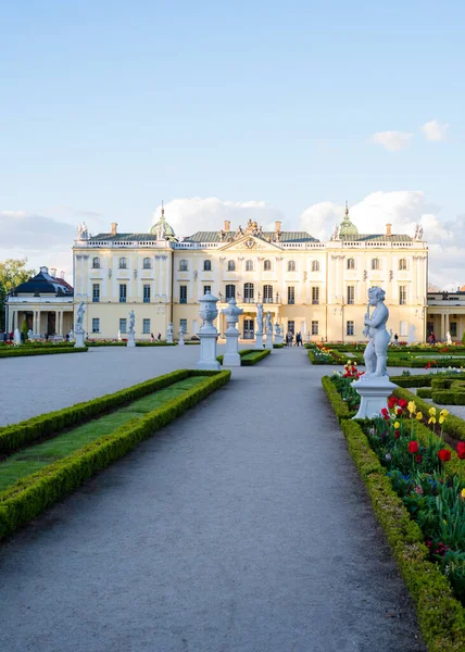 Baharda günbatımında Branicki Sarayı 'nın bahçelerine çiçek tarlaları, boxwood labirentleri, çeşmeler ve heykeller. : Polonya, Bialystok, Branicki Sarayı ve saraydaki bölge, Mayıs 2022.