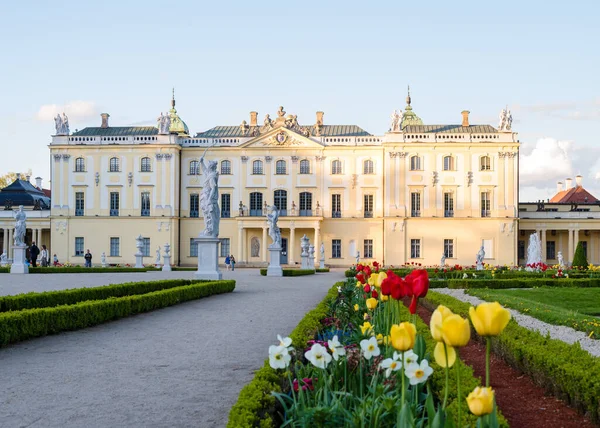 Baharda günbatımında Branicki Sarayı 'nın bahçelerine çiçek tarlaları, boxwood labirentleri, çeşmeler ve heykeller. : Polonya, Bialystok, Branicki Sarayı ve saraydaki bölge, Mayıs 2022.