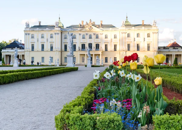 Baharda günbatımında Branicki Sarayı 'nın bahçelerine çiçek tarlaları, boxwood labirentleri, çeşmeler ve heykeller. : Polonya, Bialystok, Branicki Sarayı ve saraydaki bölge, Mayıs 2022.
