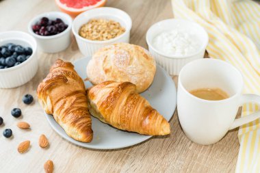 Sağlıklı kahvaltı. Kruvasan, çörek, süzme peynir, dut, meyve ve böğürtlen. Uzun pankart biçimi