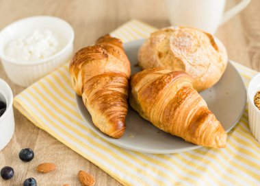 Sağlıklı kahvaltı. Kruvasan, çörek, süzme peynir, böğürtlen, meyve ve böğürtlen