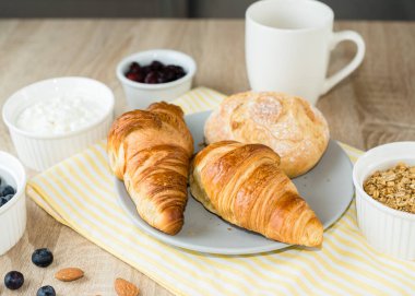 Sağlıklı kahvaltı. Kruvasan, çörek, süzme peynir, böğürtlen, meyve ve böğürtlen
