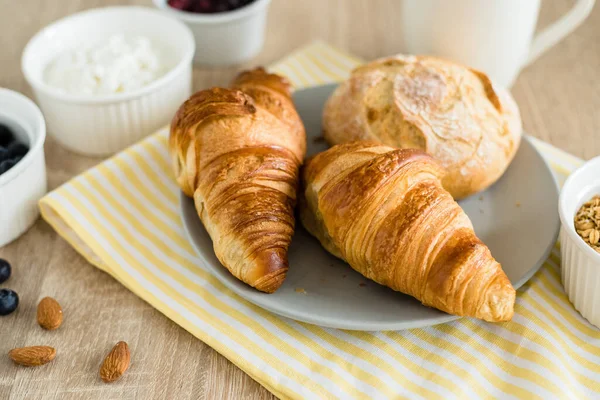 Pequeno Almoço Saudável Croissants Pães Queijo Cottage Bagas Frutas Bagas — Fotografia de Stock